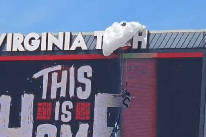 Paraquedista fica preso em placar durante jogo universitário nos EUA; veja