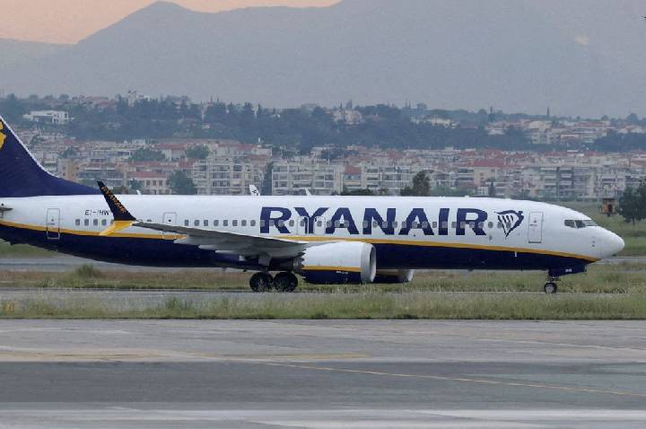 Passageiro é sugado para fora de avião “até os ombros” após janela quebrar