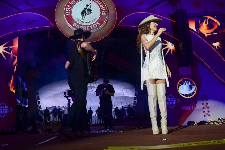 Paula Fernandes comemora 42 anos em Barretos com parabéns no palco