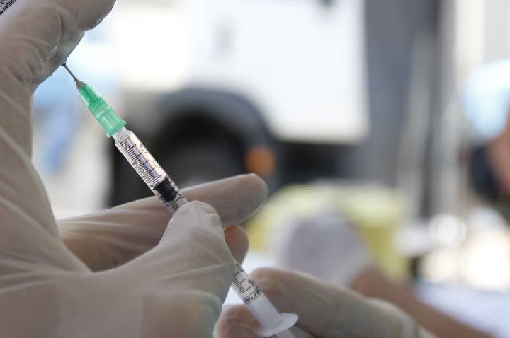 Paulistanos enfrentam filas para tomar vacina contra sarampo 