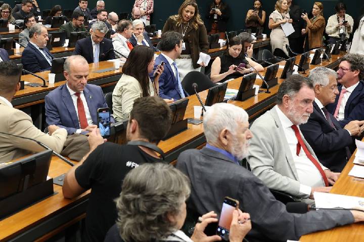 Pedido de vista adia votação da PEC do fim da 6x1 na CCJ da Câmara