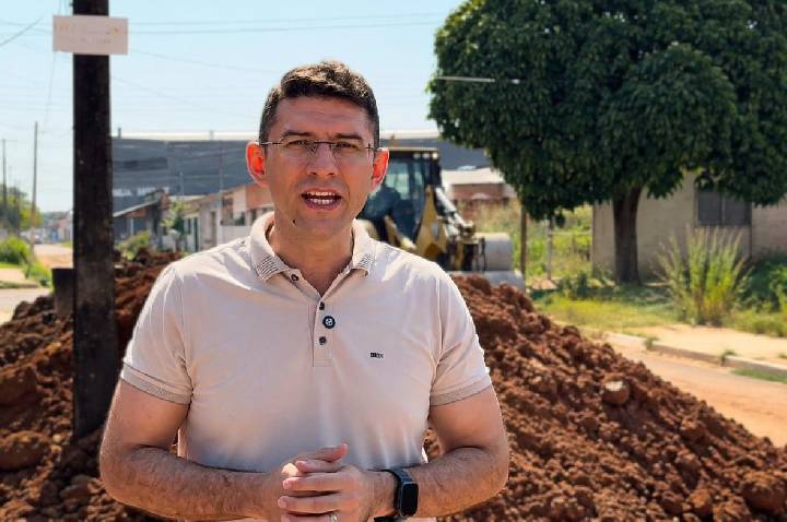 Pedro Geovar acompanha obras na Rua Aquiles Paraguaçu
