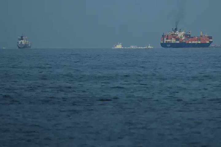 Pelo menos dois navios são atingidos por disparos em Ormuz, diz agência