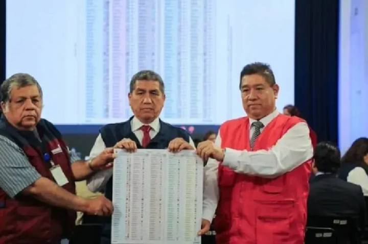 Peru completa apuração de votos após um mês; veja quem irá ao 2° turno