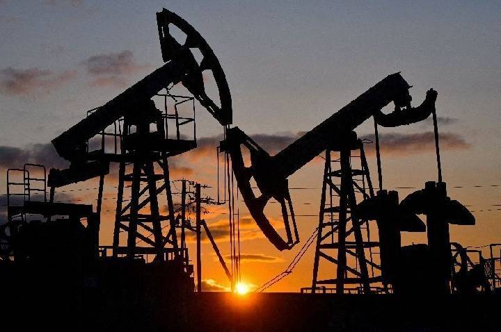 Petróleo despenca na semana com expectativa para acordo sobre Ormuz