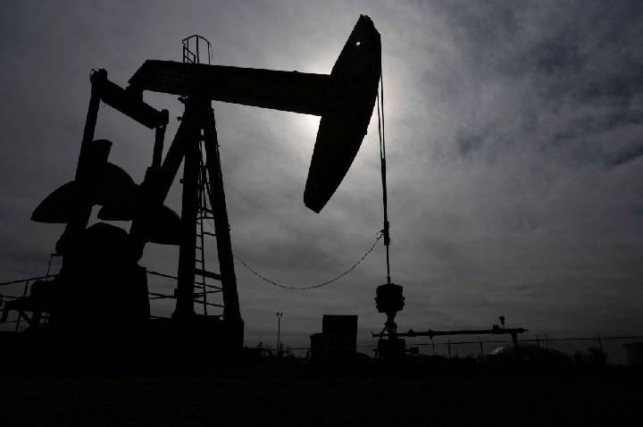 Petróleo sobe com hostilidades no Mar Vermelho e impasse sobre Ormuz