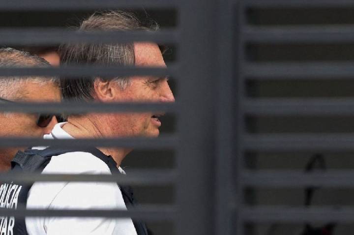 PF faz buscas na casa de Bolsonaro à procura de armas