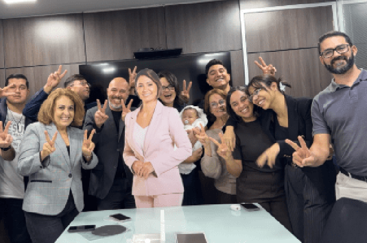 PL Mulher faz post de homenagem com imagem de Michelle de papelão; veja