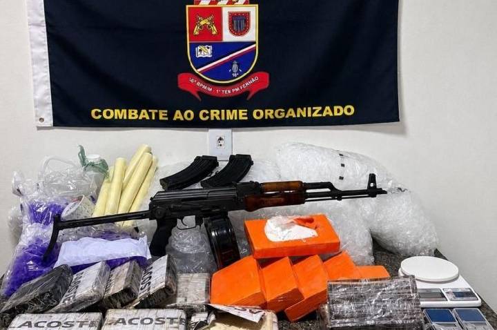 PM acha fuzil em fábrica de drogas do crime organizado em Paraisópolis