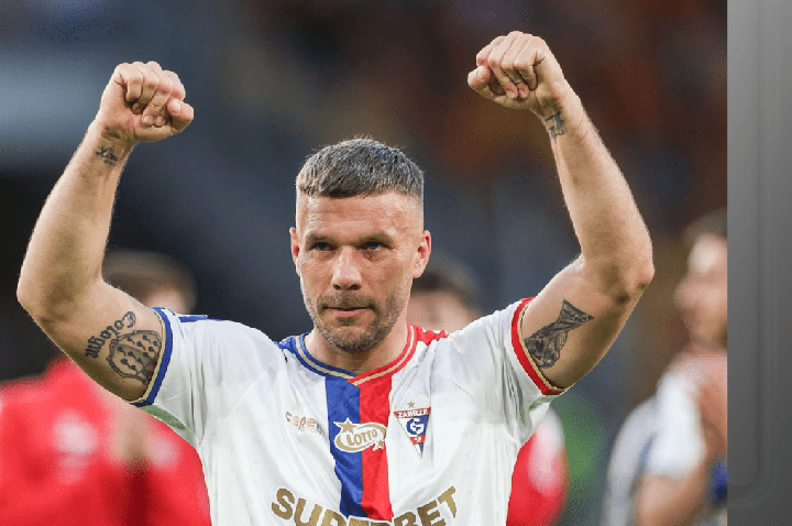 Podolski se despede dos gramados antes de assumir comando de clube polonês