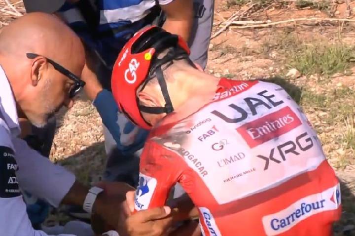 Pogacar abandona prova na Volta da Espanha após queda forte; vídeo