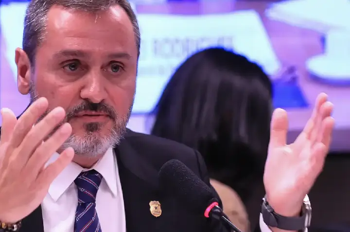 Polícia Federal retira credenciais de agente de imigração dos EUA