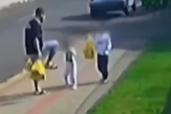 Polícia pede medidas protetivas para criança de 3 anos chutada pelo pai