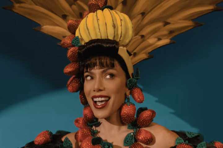 Por que Anitta fala de Carmen Miranda em clipe? Cantora aponta relação