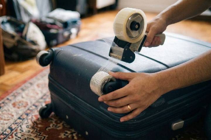 Por que as pessoas estão colando fita adesiva nas rodinhas da mala antes de ir ao aeroporto? Entenda medida que virou febre mundial