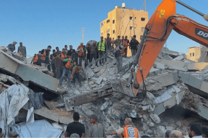 Prédio atingido por ataque em Gaza desaba e deixa 12 mortos
