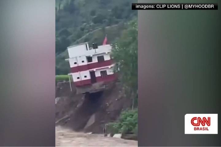 Prédio desmorona em rio durante enchente no Nepal; Veja vídeo
