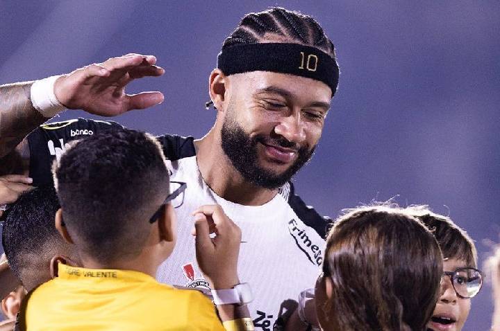 Presidente do Corinthians busca aval do CORI para renovar com Memphis