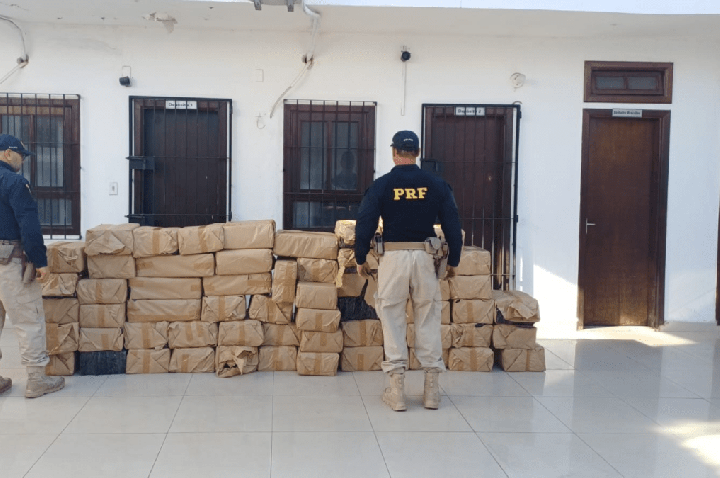 PRF apreende mais de uma tonelada de maconha na Rodovia Dutra, em SP