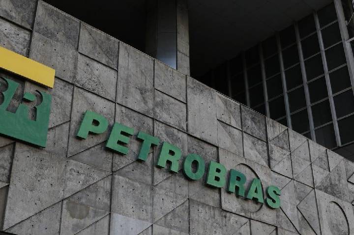 Primeiro navio com tripulação exclusivamente feminina é batizado pela Petrobras
