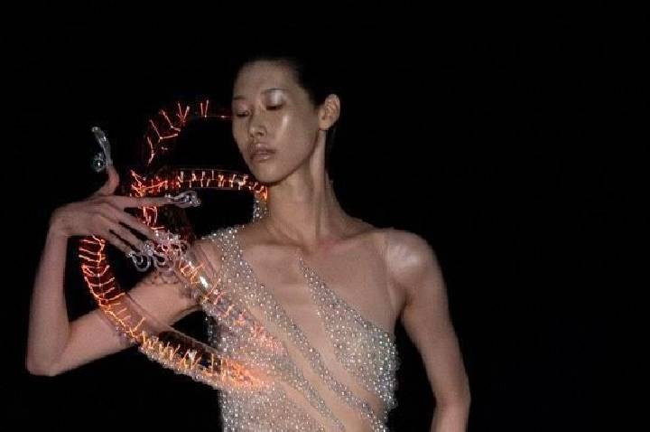 Primeiro vestido de plasma da história é criado por Iris Van Herpen