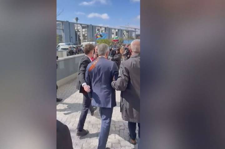 Príncipe herdeiro do Irã é atacado com líquido vermelho; veja vídeo