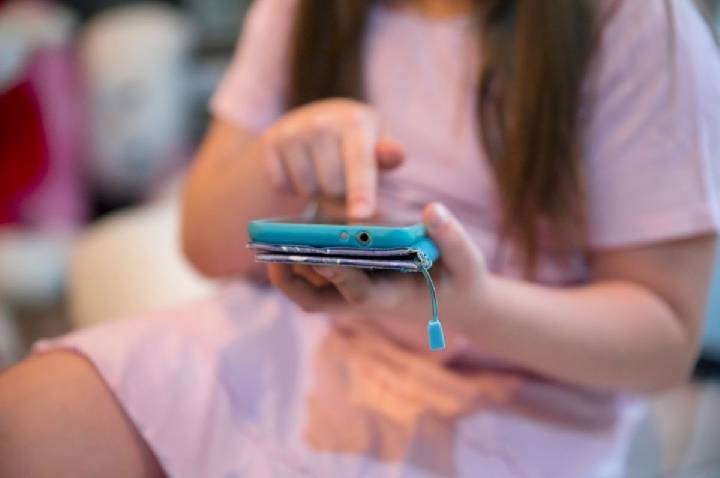 Proibição de celular na escola tem efeito surpreendente, diz estudo