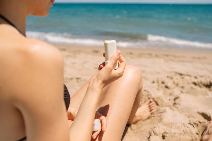 Protetor solar em bastão: veja os pontos de atenção ao usar