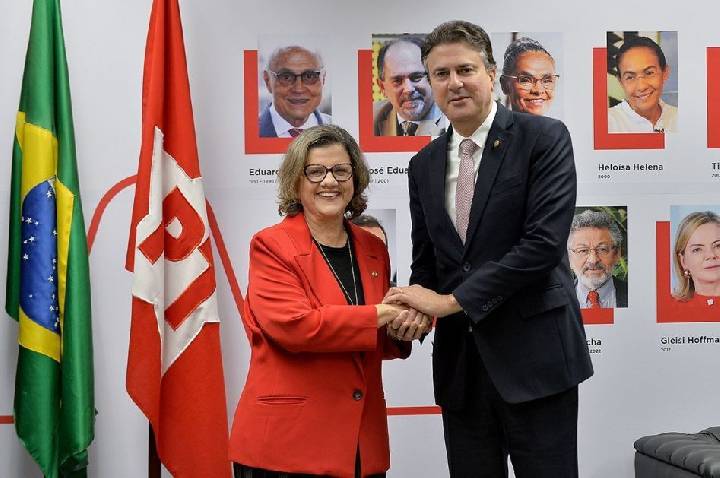 PT oficializa Camilo Santana como novo líder no Senado