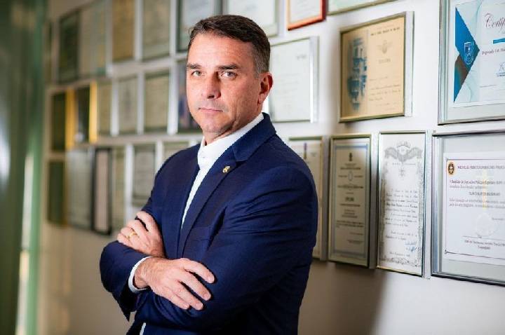 PT vê oportunidade de impor desgaste político a Flávio além da esquerda