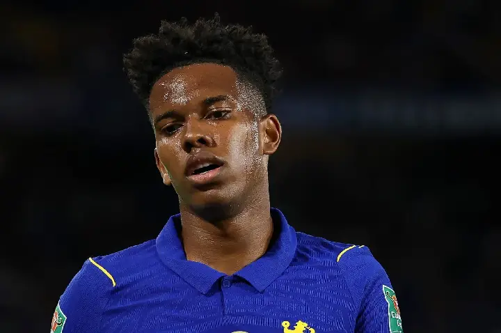 Qual a posição do Chelsea sobre Estêvão, após rumores de interesse do Barcelona?