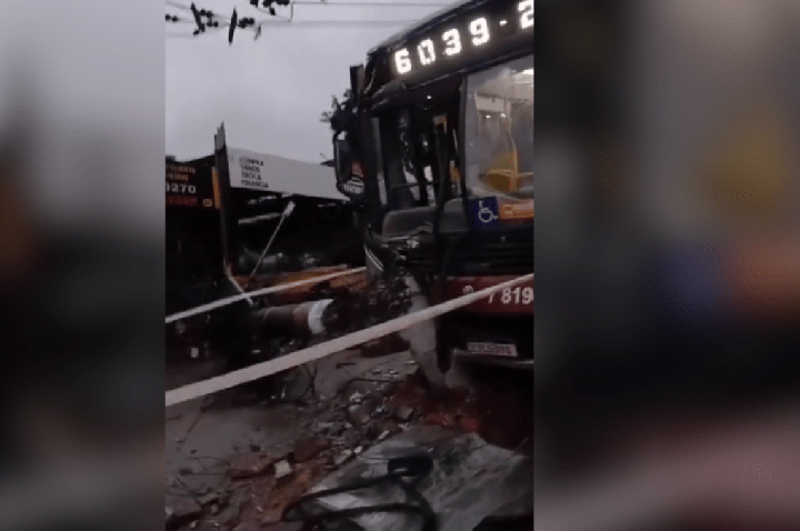 Quatro pessoas ficam feridas após ônibus bater em poste na zona Sul de SP