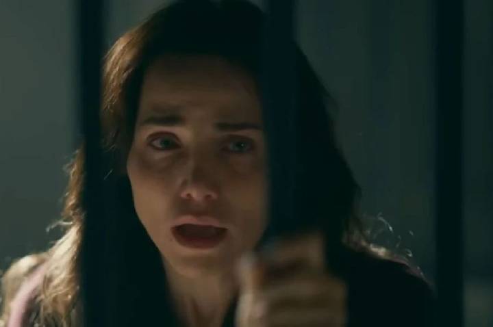 “Quem Ama Cuida”: Adriana fica entre a vida e a morte após ataque na prisão