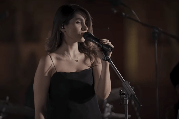 Quem é a cantora iraniana condenada a 74 chibatadas por cantar sem hijab?