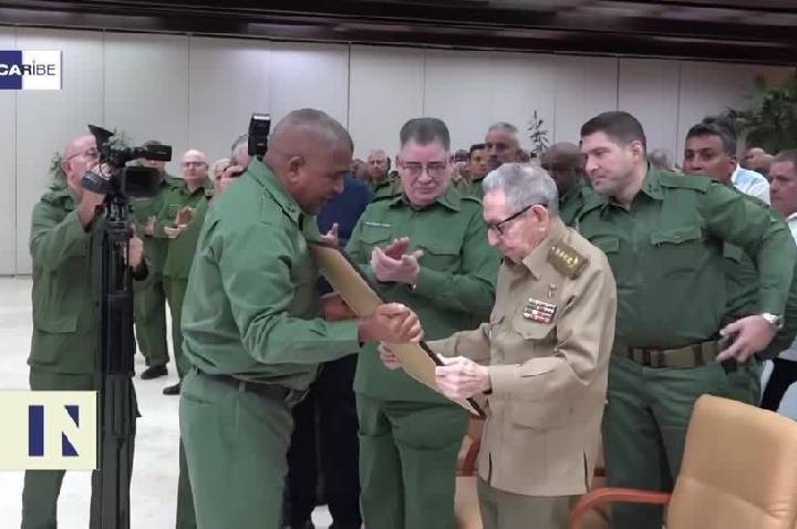 Raúl Castro aparece em cerimônia militar em Cuba em meio a boatos de morte