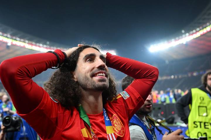 Real Madrid anuncia contratação de Cucurella, lateral ex-Barcelona