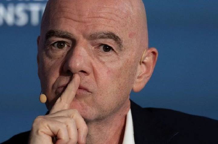 Recuo em plano de investimentos amplia crise de Infantino na Fifa