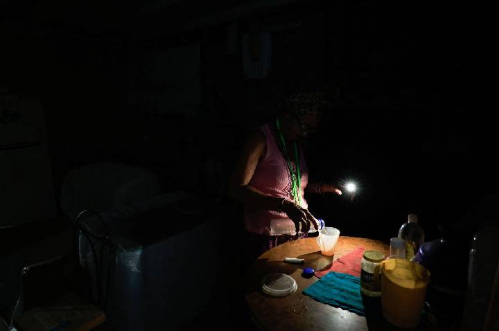 Rede elétrica de Cuba entra em colapso e deixa milhões sem luz