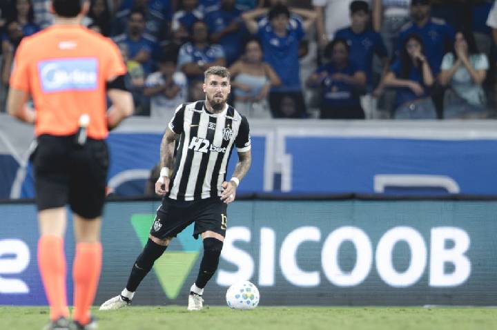 Renan Lodi cobra Lyanco após expulsão em Cruzeiro x Atlético-MG