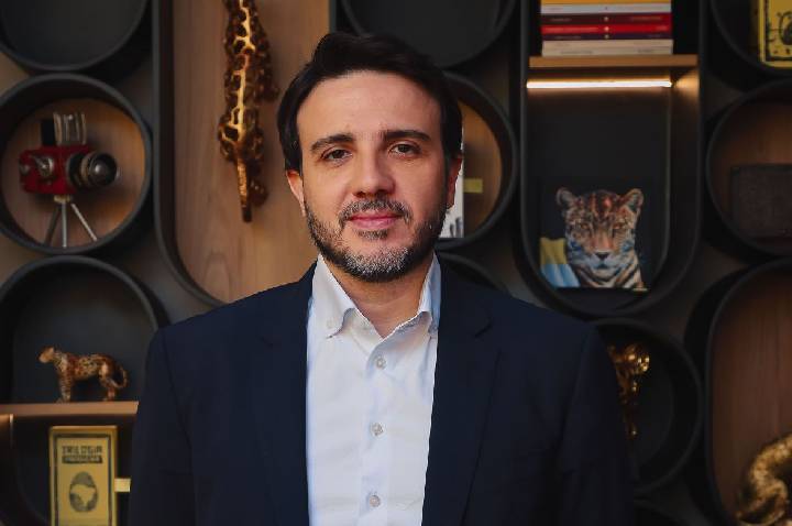 Renan Santos aciona TSE para participar de debate na Globo