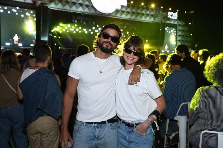 Rodrigo Simas e Agatha Moreira combinam looks em show de Maria Gadú no Rio
