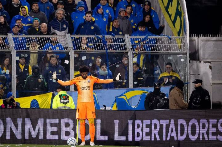 Rosario Central rebate Hugo Souza e acusa torcida do Corinthians de racismo