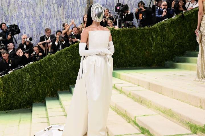 Rosto coberto e 6 dedos: veja significado de look de Katy Perry no Met Gala
