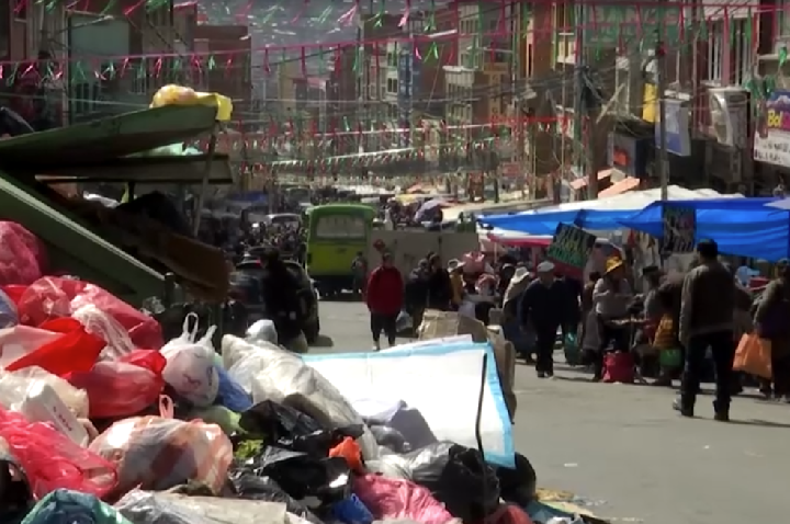 Ruas de La Paz sofrem com acúmulo de lixo em meio à greve dos garis