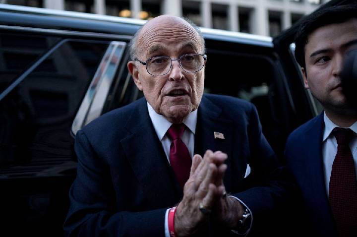 Rudy Giuliani, ex-prefeito de Nova York, é hospitalizado em estado crítico