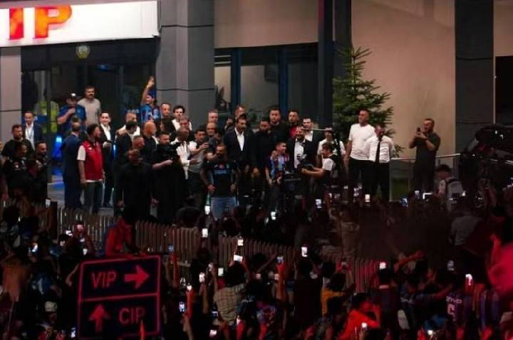 Salah é recebido com festa absurda pelos torcedores do Trabzonspor; veja