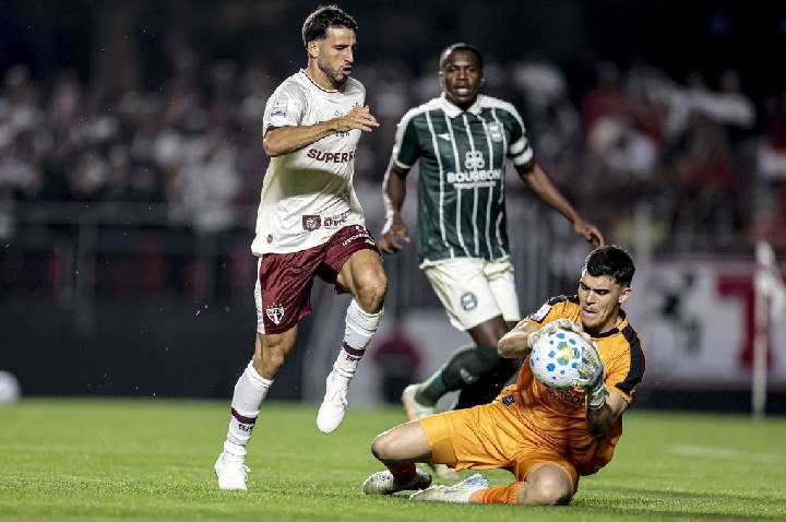 São Paulo empata com Coritiba e chega a 9 jogos sem vencer no Brasileirão