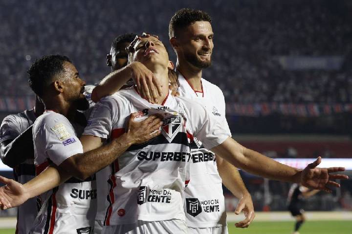São Paulo vence o RB Bragantino e encerra jejum de dez jogos no Brasileiro