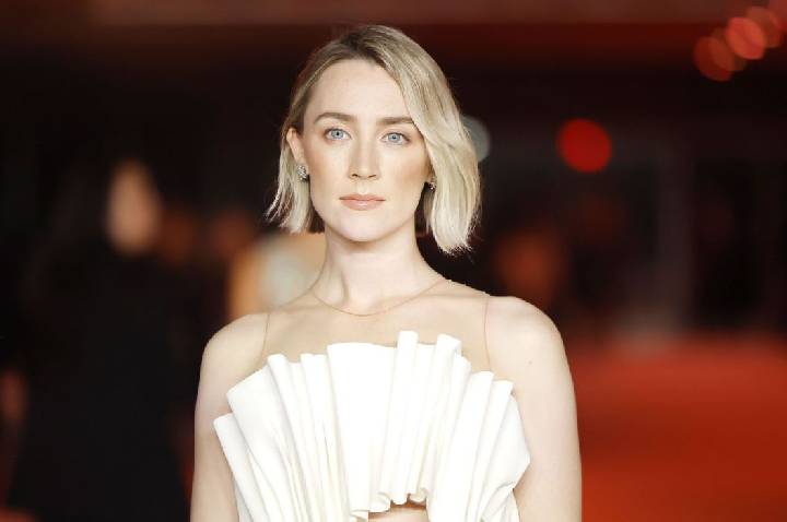 Saoirse Ronan é vista como Linda McCartney no set de filme dos Beatles