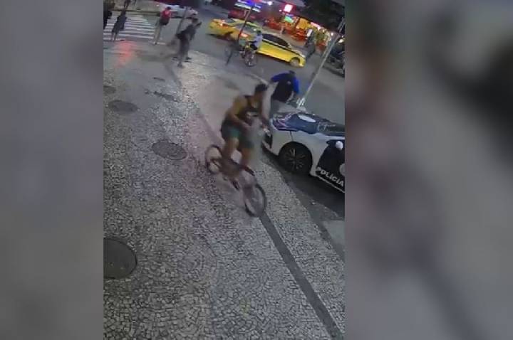 Segurança preso por linchamento de ciclista no RJ foi à delegacia usando bi